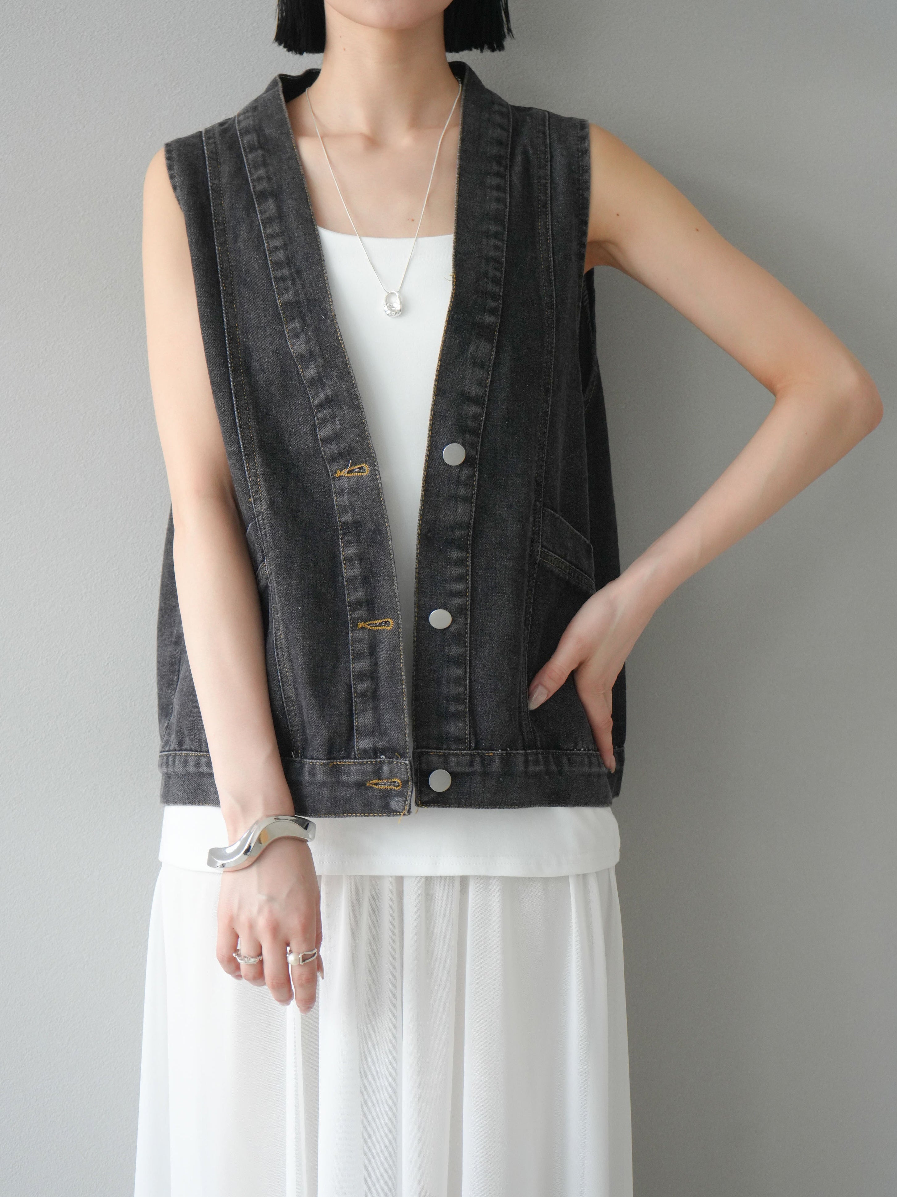 V-neck design denim vest, 2 colors