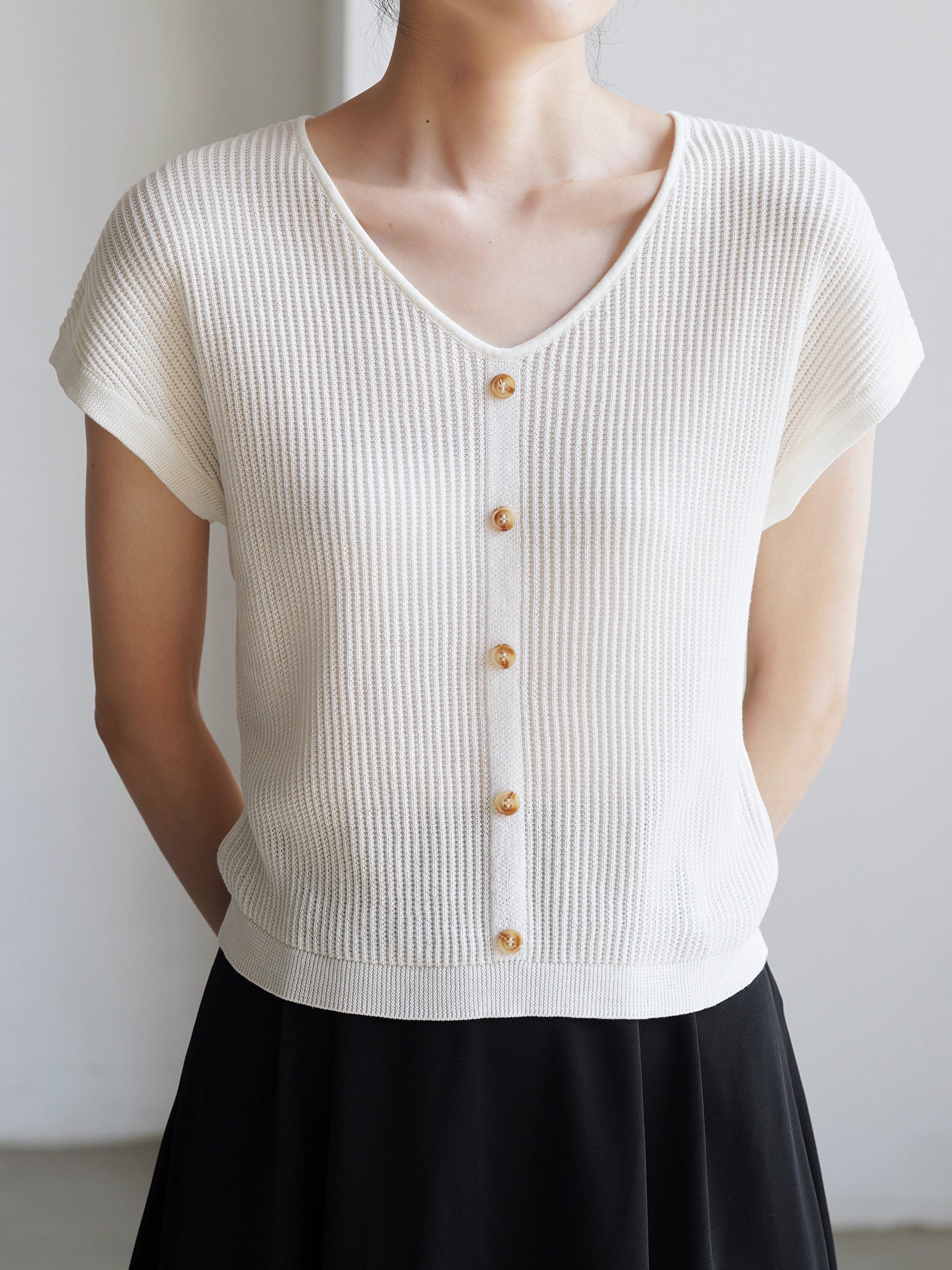 V-neck jewel button knit in 4 colors