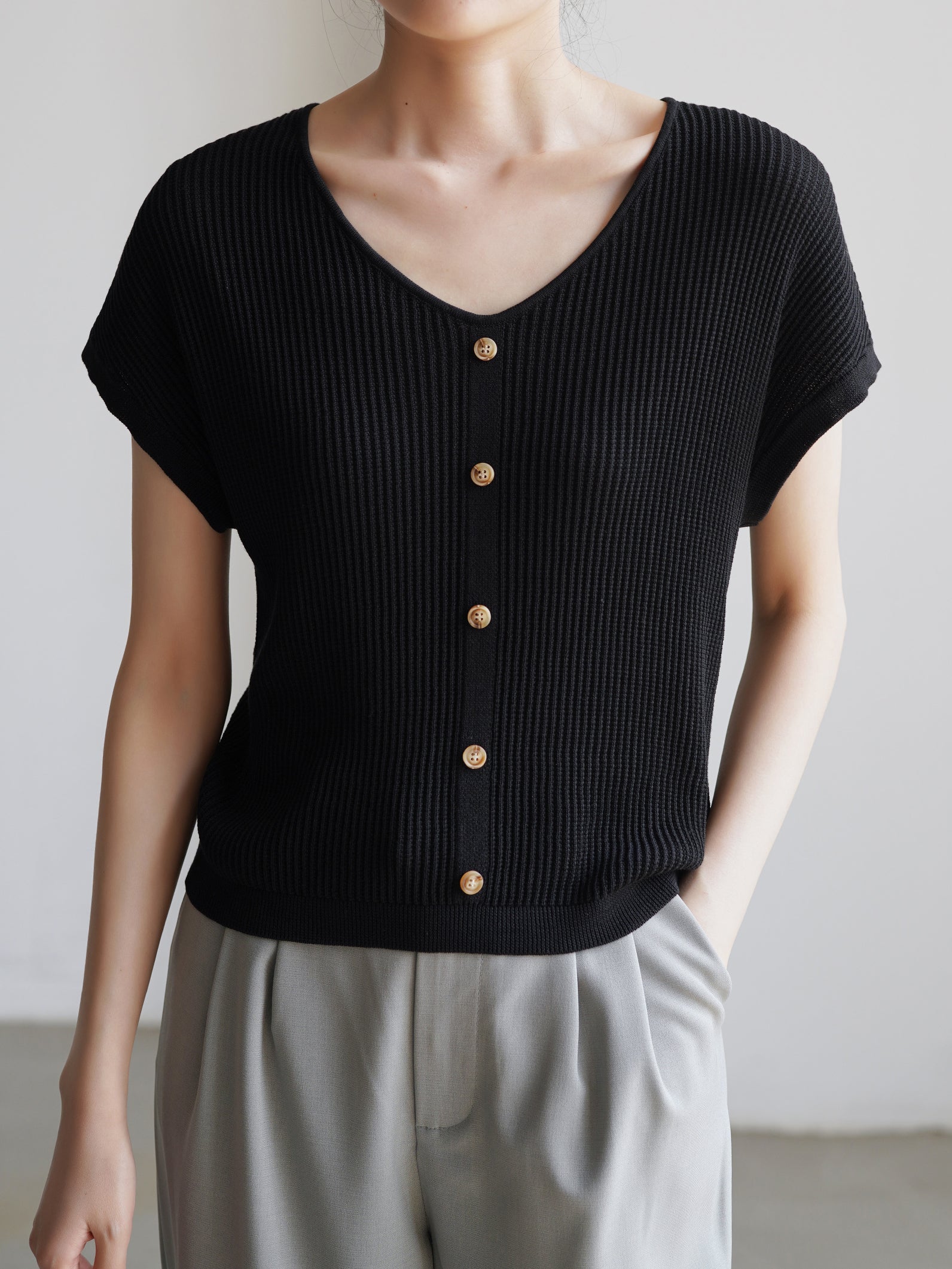 V-neck jewel button knit in 4 colors