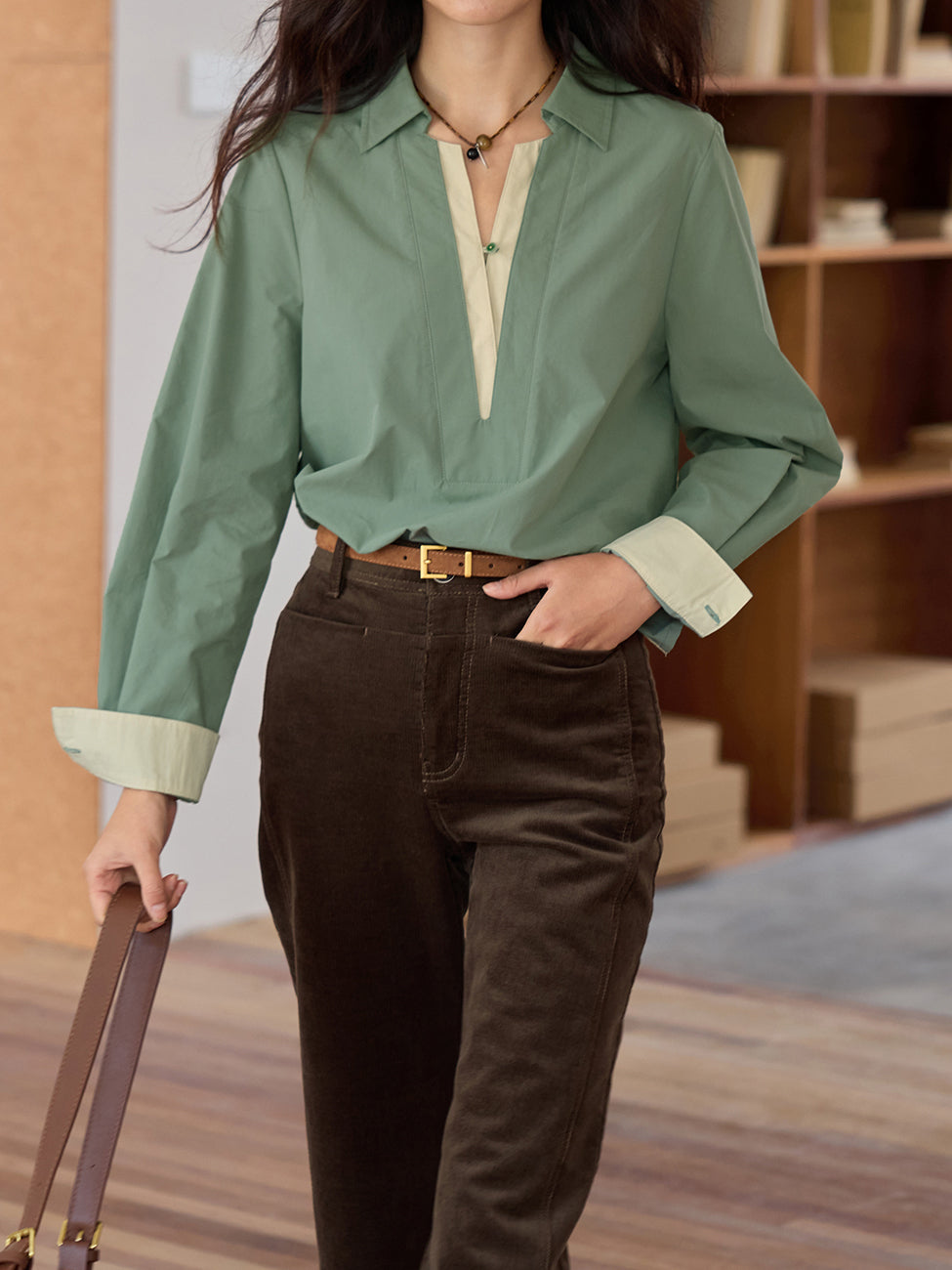 Deep V-shaped docking shirt in 3 colors