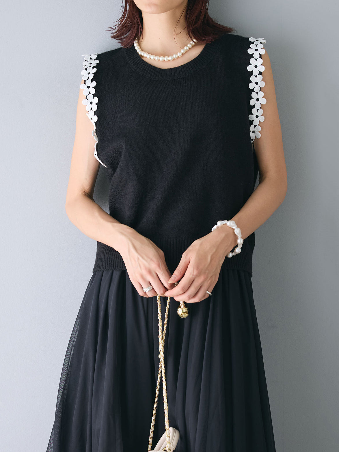 Flower motif shoulder knit in 2 colors