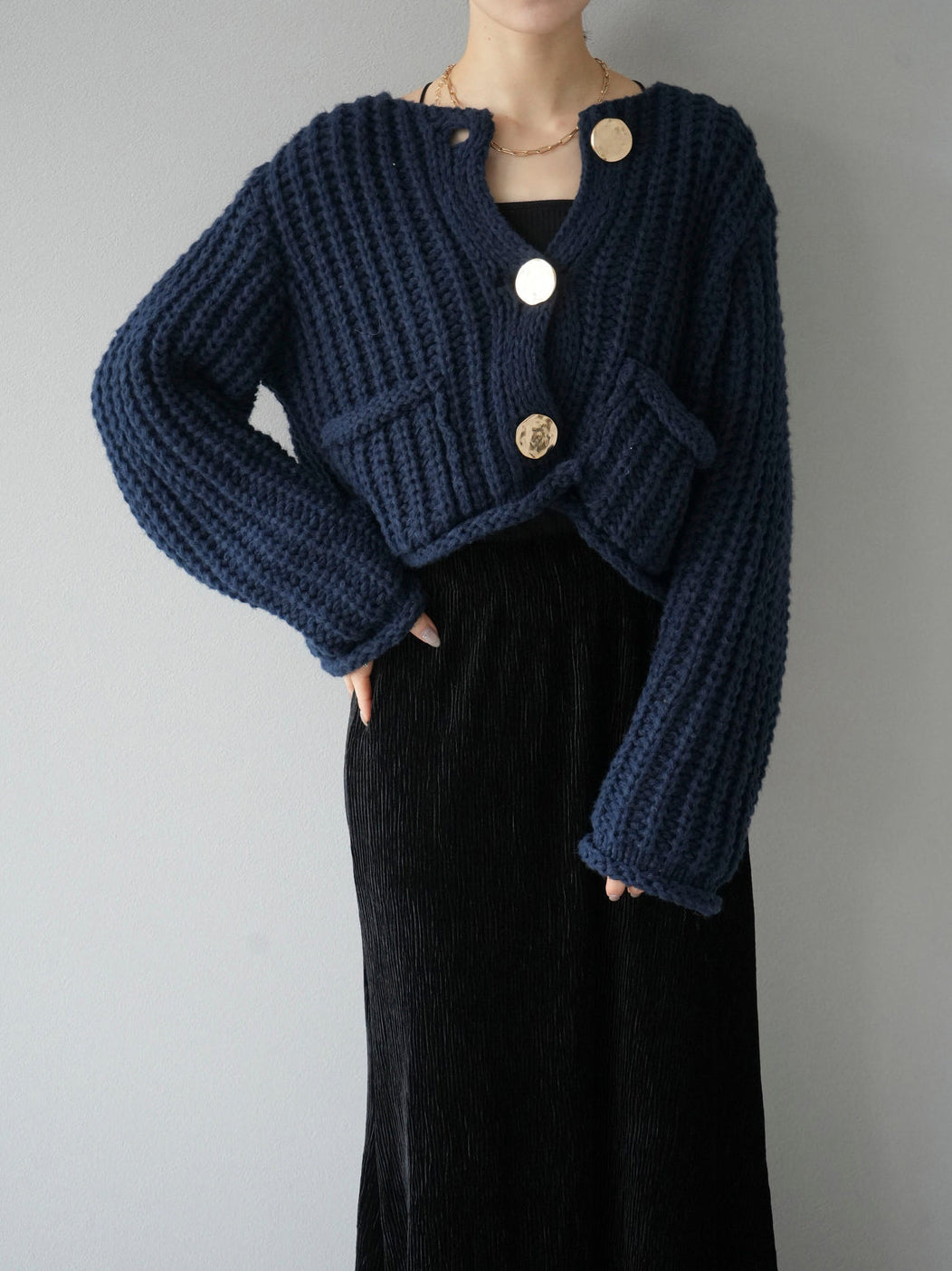 Metal plate button low knit cardigan in 3 colors