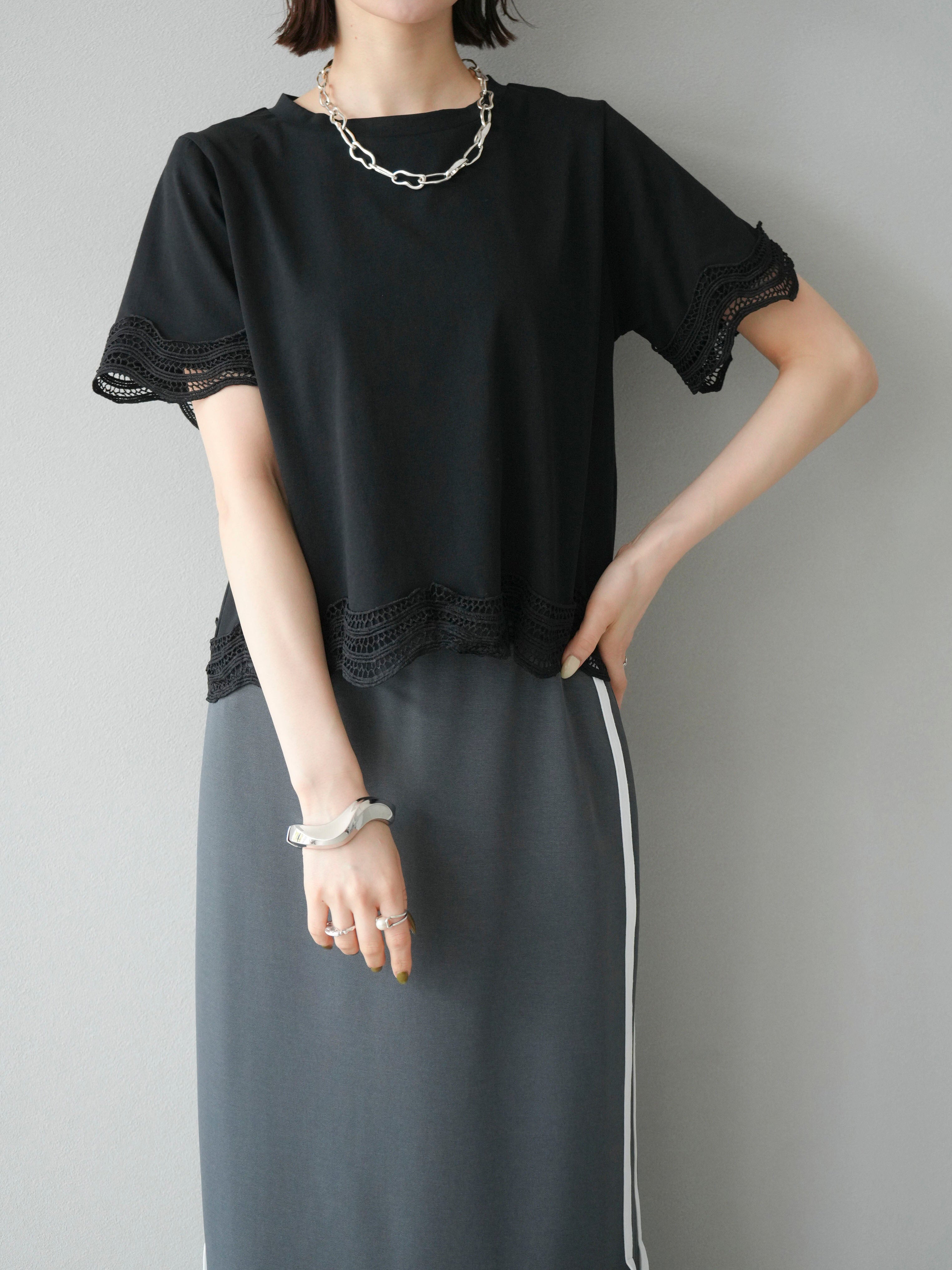 Lace-switched T-shirt in 2 colors