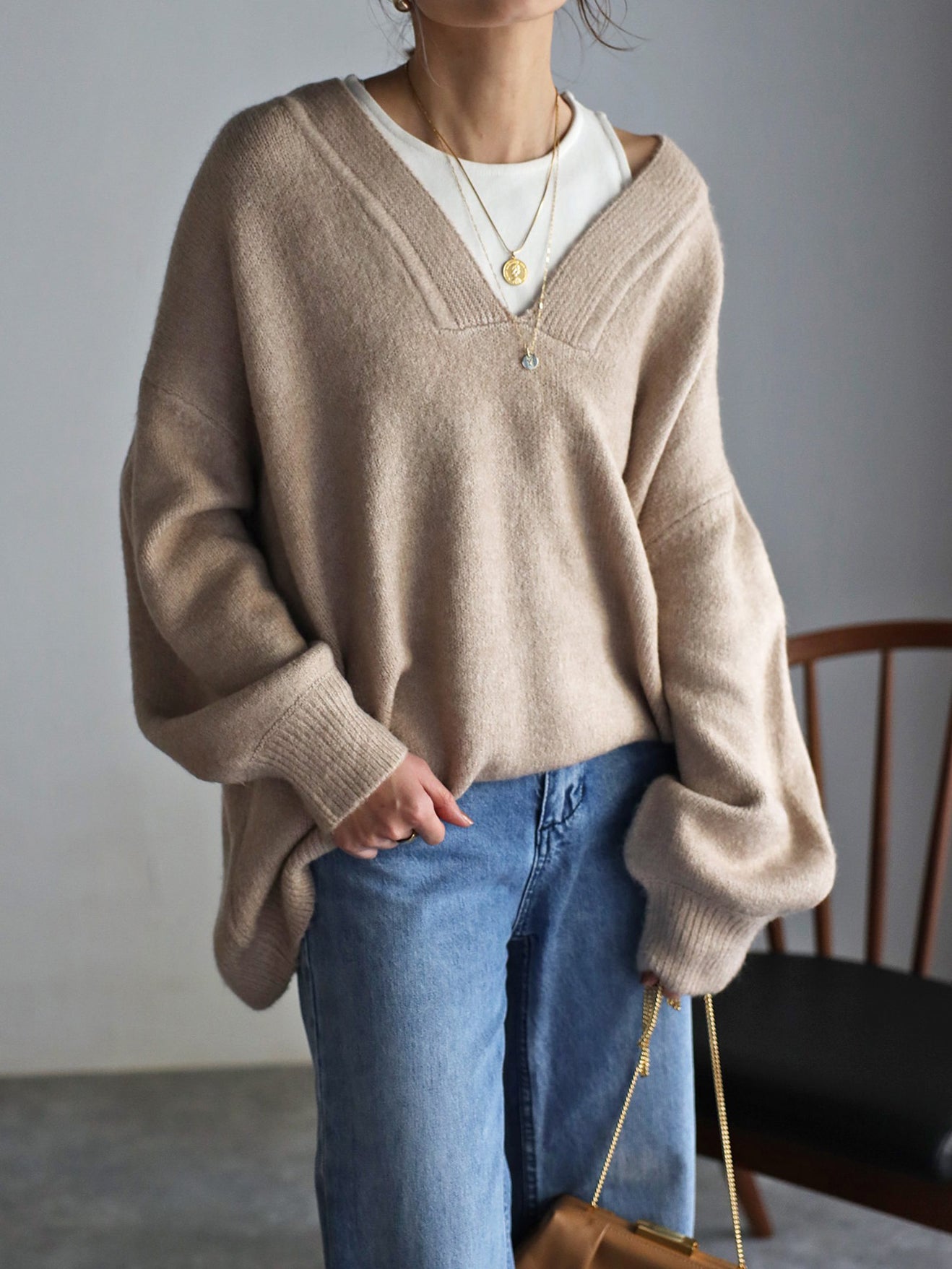 Deep V-neck knit in 4 colors