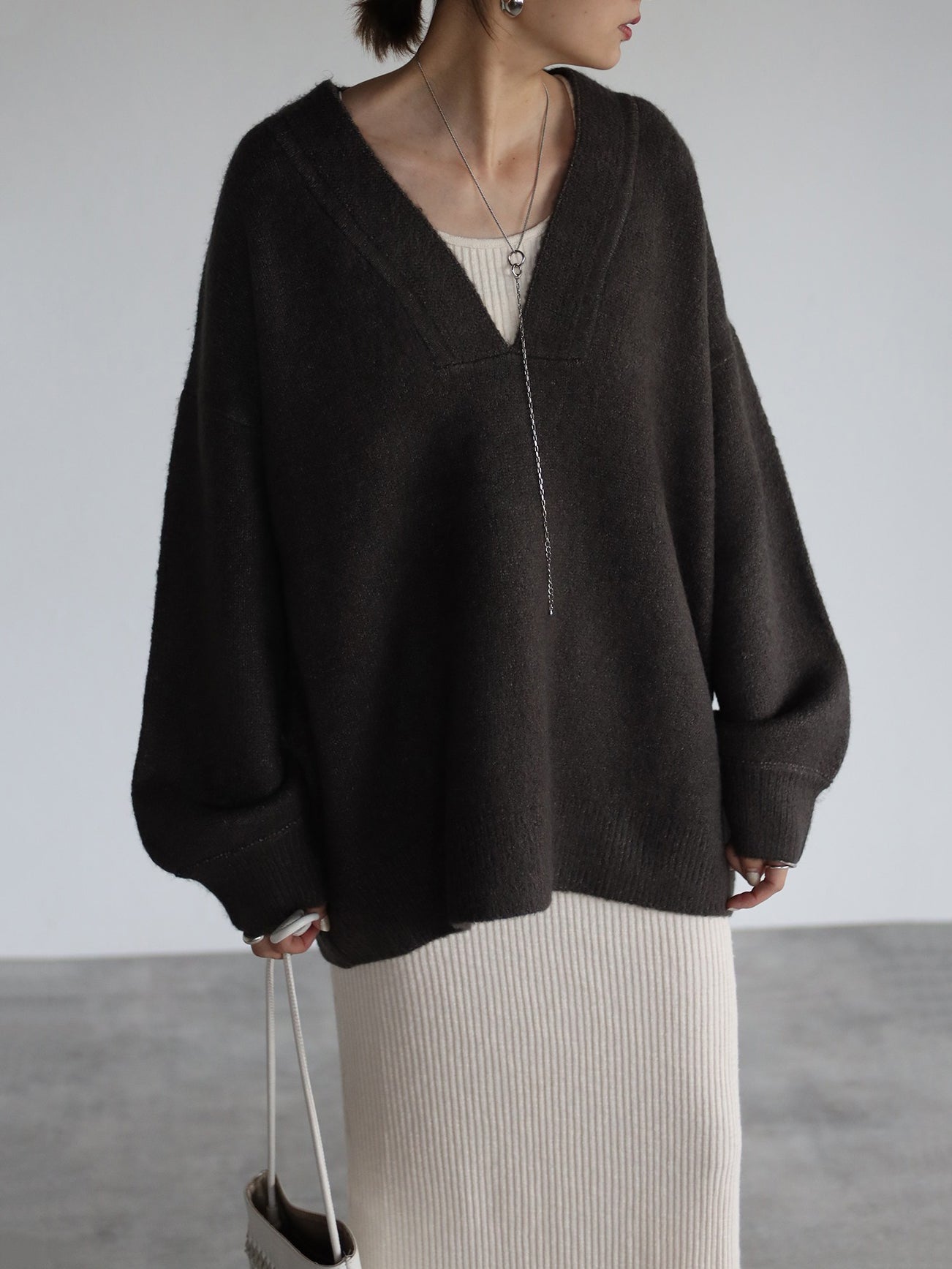 Deep V-neck knit in 4 colors