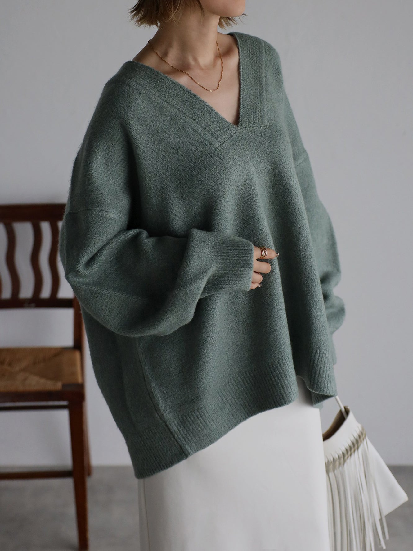 Deep V-neck knit in 4 colors