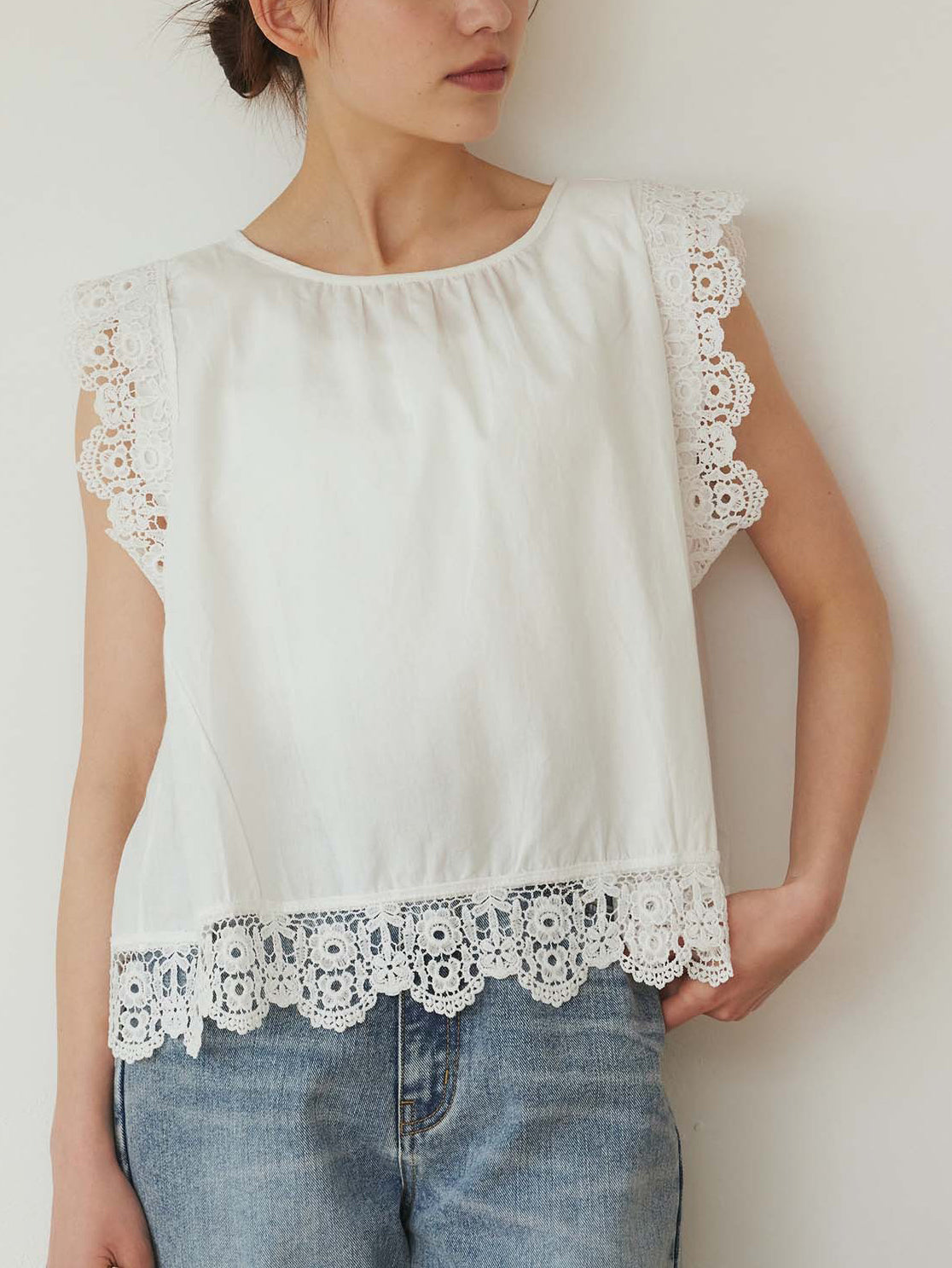 Blouse with lace hem design in 2 colors