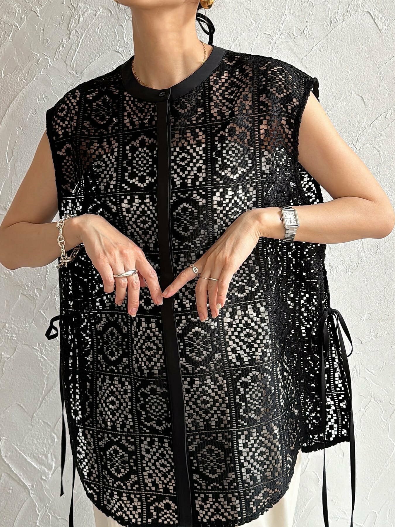 Sleeveless lace shirt in 2 colors