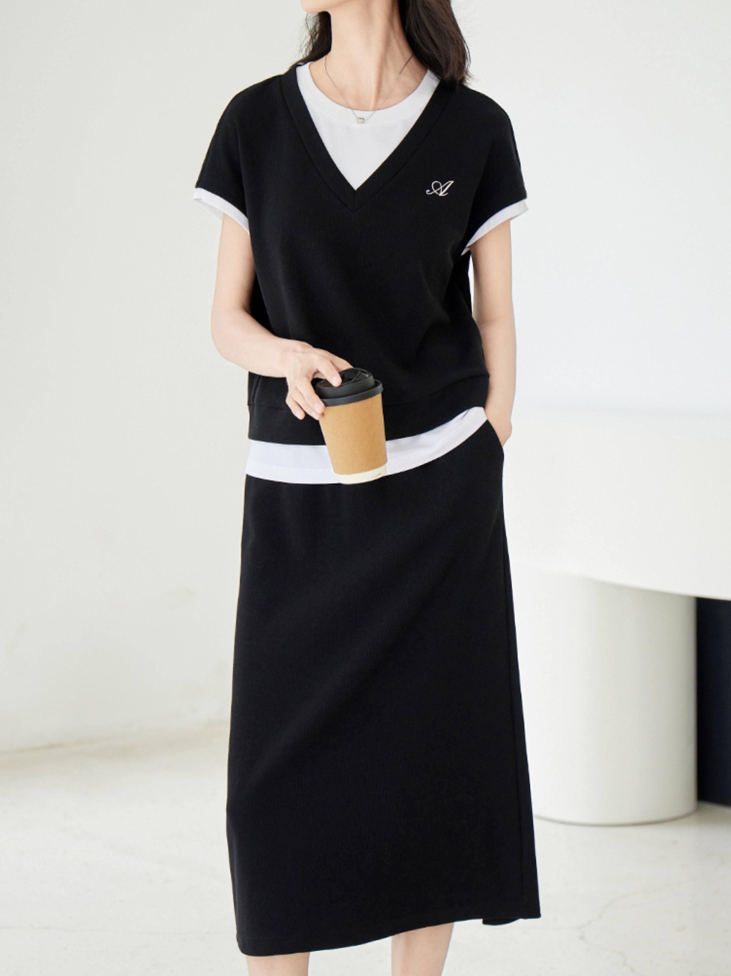 V-shaped color combination layered cut and sew top + easy skirt set