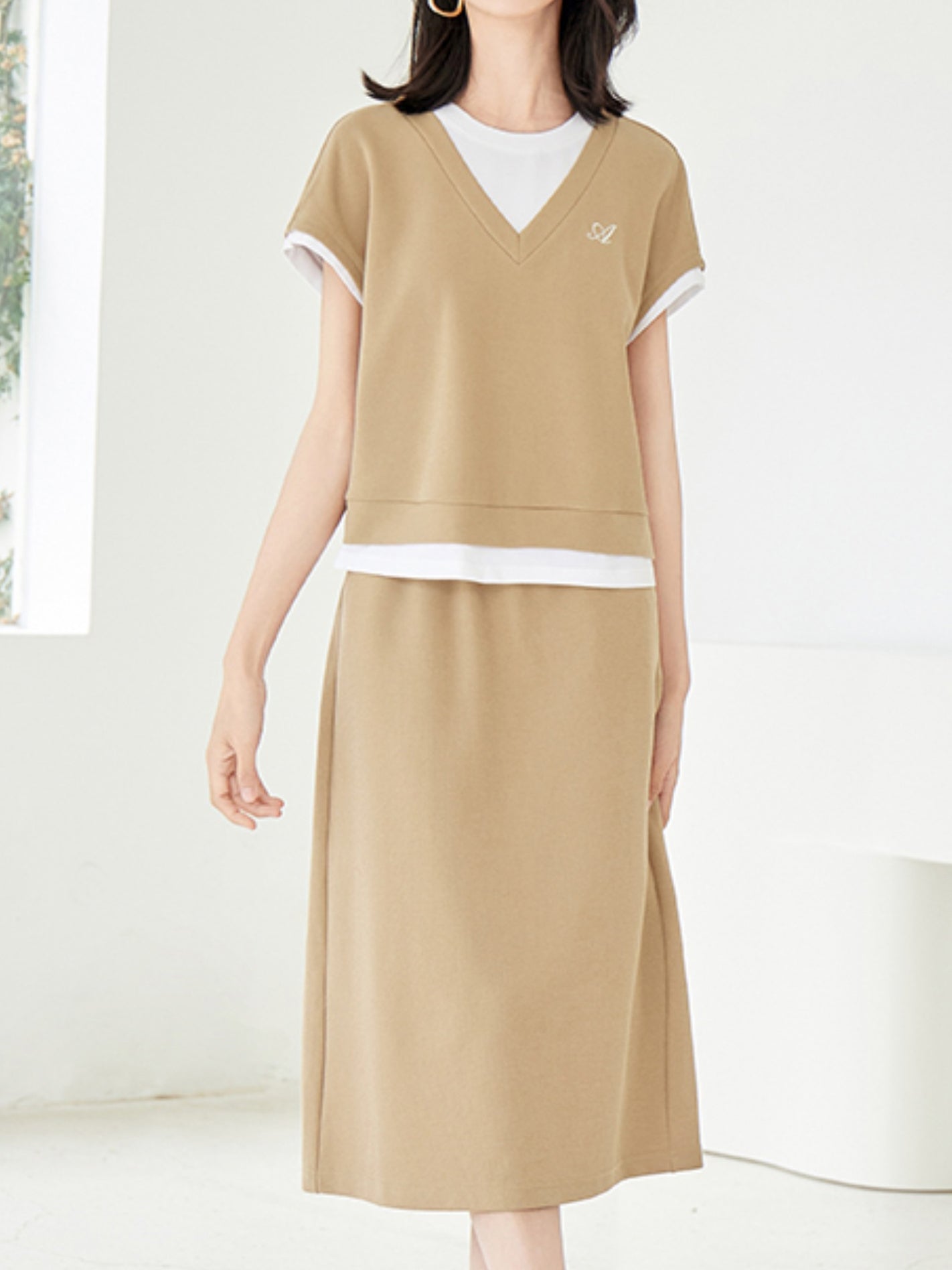 V-shaped color combination layered cut and sew top + easy skirt set