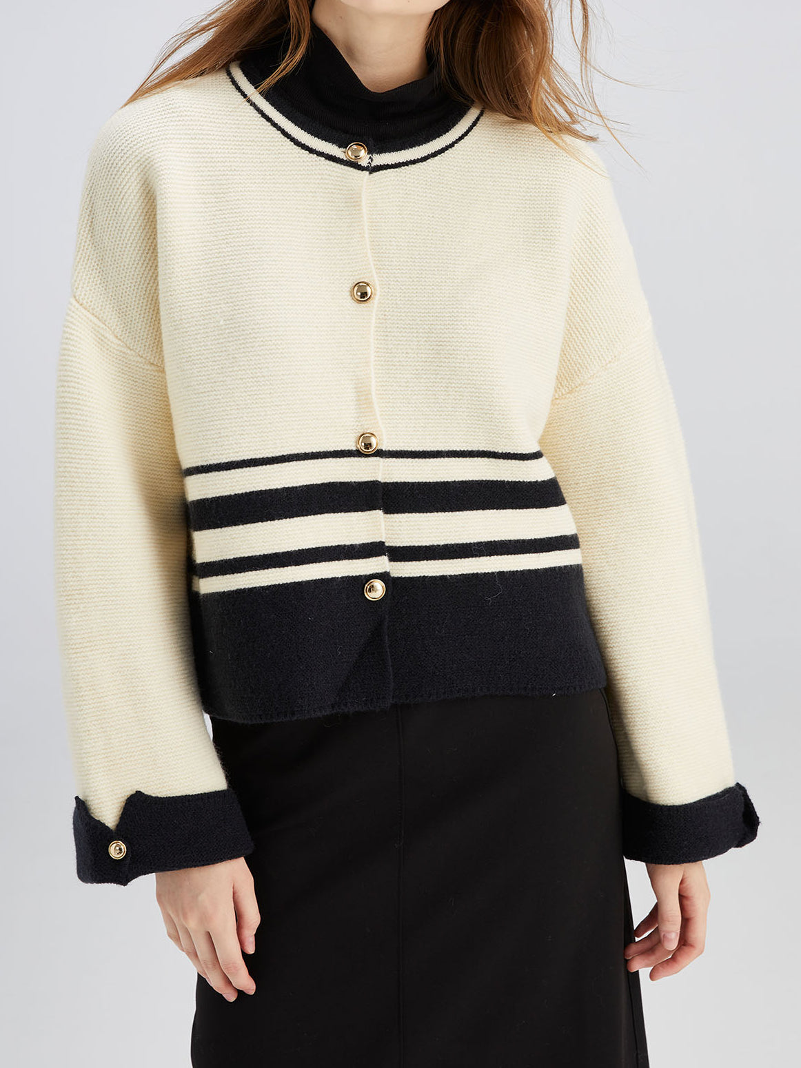 Color-coordinated rhythm border gold button cardigan (2 colors)