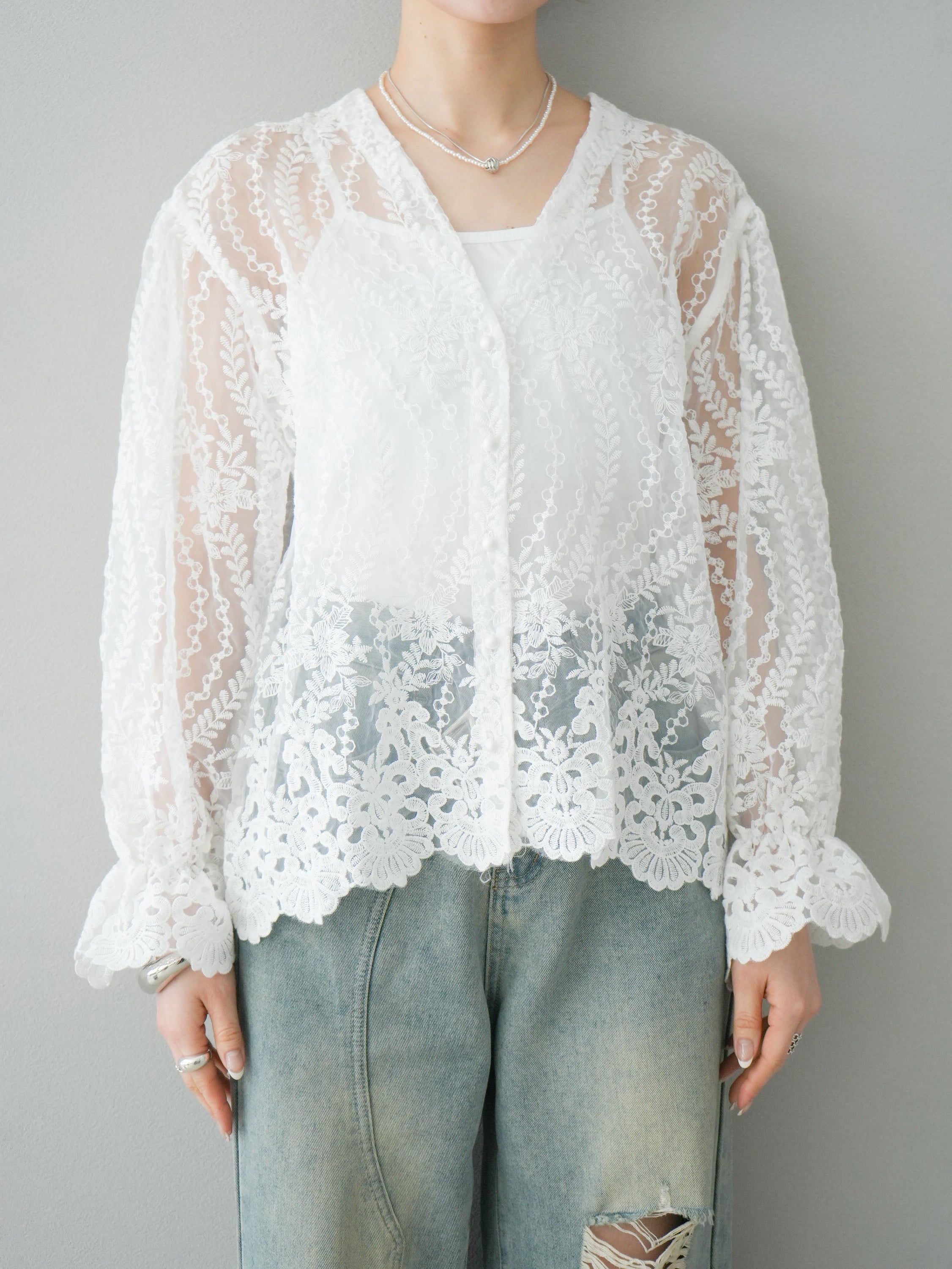 Scallop lace V-neck blouse in 2 colors
