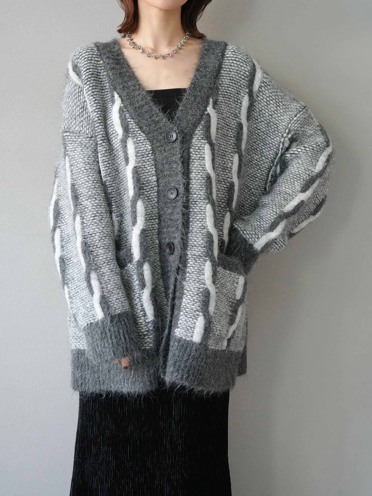 Two-tone knit cardigan with a woven design (2 colors)