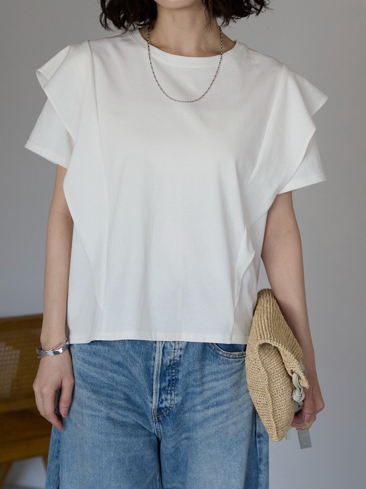 Ruffle shoulder T-shirt (2 colors)